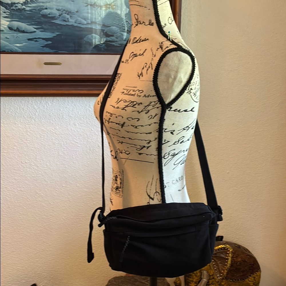 Black Crossbody Bag, zipper pockets-like new condition.